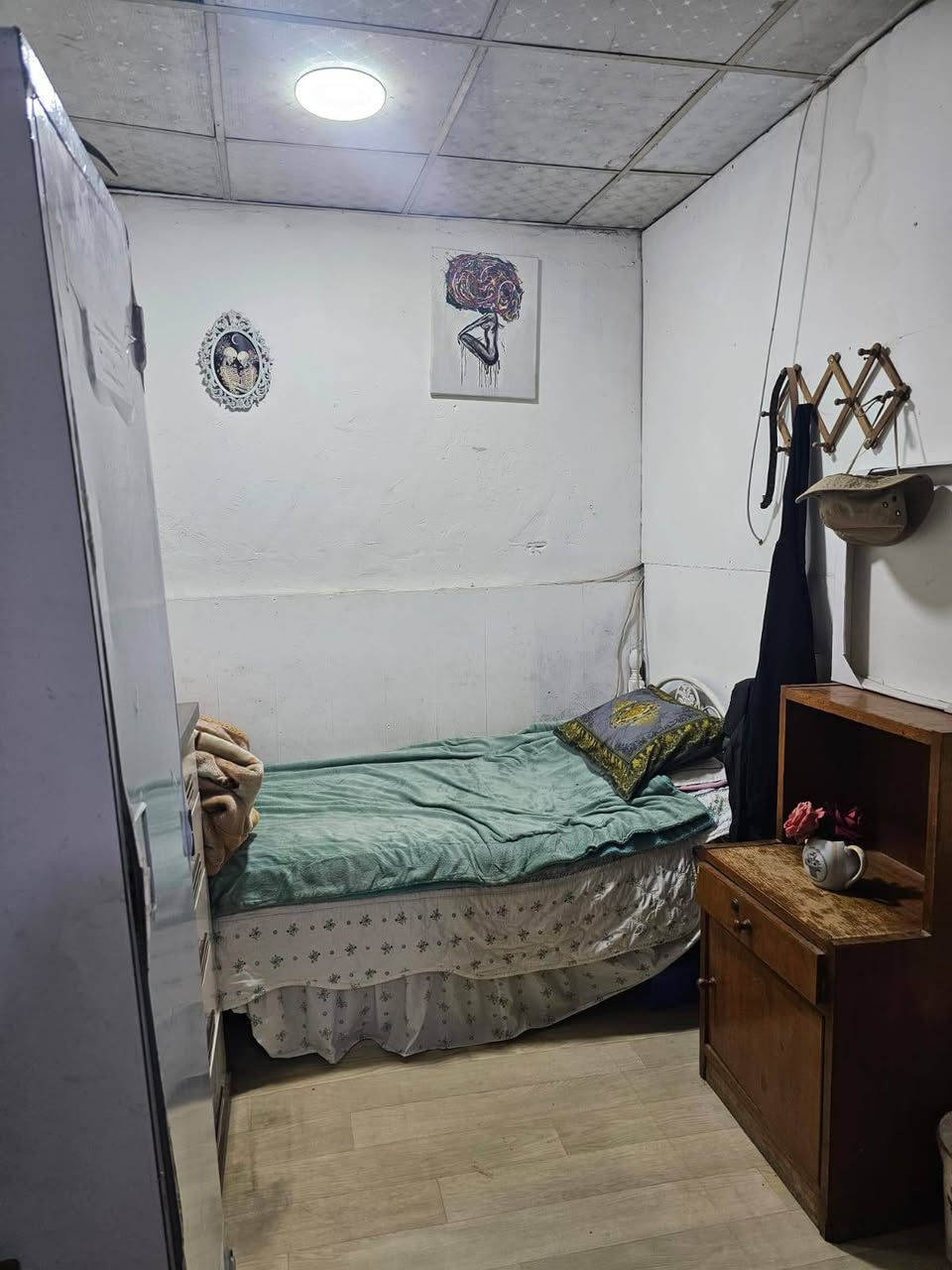 بيت تجاوز في ابو دشير / الضغط / نهاية شارع رياض للبيع مساحه ٢٠٠ م استقبال غرفتان نوم حمام مشترك مطبخ طرمة وحديقة وترك البيت يباع مع الاثاث السعر ١٥ مليون للتواصل ***********
