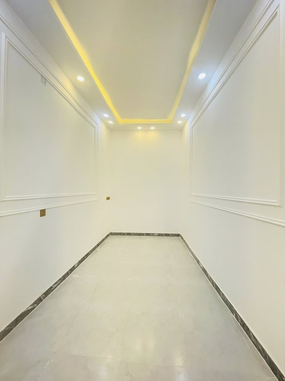 سلام عليكم 
دار سكن في منطقه بساتين محمد علي طابو زراعي قرار محكمه 
المساحه ١٣٠م طابقين بناء حديث بناء درجه اولى حاليا فارغ 

يتكون الطابق الاول 💒💒💒💒
استقبال +صاله كبيره جدا +مطبخ +صحيات خارج وداخل 
اماً الطابق الثاني 
غرفتين +اسويت 
للأستفسار آكثر ومعرفه السعر آضغط متابعه 👍👍
ملاحظة نستقبل جميع العروض ماعليكم سوى الأتصال او زياره مكتب #فراس #الزيادي للعقارات 
الواقع في حي ألحكم قرب صيدليه آدم وسنكون في خدمتكم 
***********📞📞📞📞📞📞
