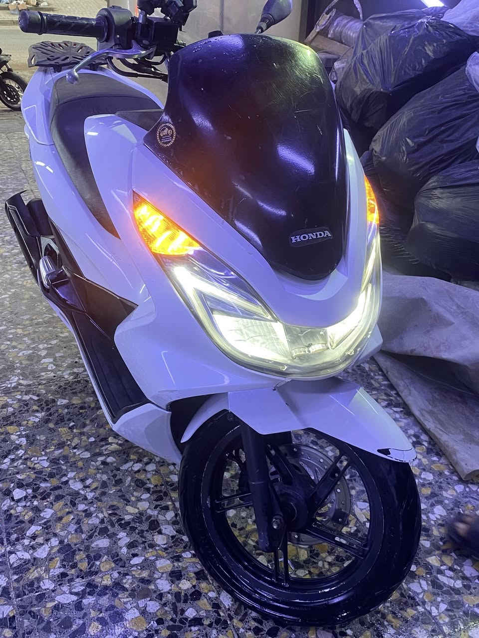 سلام عليكم
دراجه PCX  جيل ثاني ياباني معروضه للبيع 

مكينه150
.ماشيه 77
سعر 12ونص وبيه مجال حك جيتك  
العوان حي اور 
للاستفسار الاتصال على الرقم ***********
