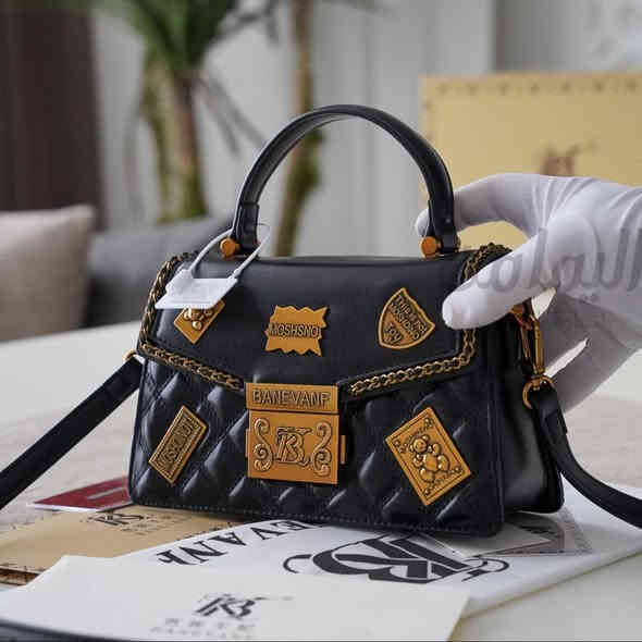 حجم صغير العرض 22 سم الارتفاع 14 سم 
#احذية_وحقائب_خالد خانقين مجمع شاكر رضا
 توصيل داخل خانقين وكل المحافظات 
واتساب *********** 
صفحتنا على الانستا 
‏https://www.instagram.com/khaled_bags_shoes?igsh=aHgzNnAyeDc0cGd1
السناب 
‏https://www.snapchat.com/add/khaledzahawe?share_id=GwP3kgwzTro&locale=ar-EG-u-nu-latn
التيك توك 
‏https://www.tiktok.com/@khaledzahawe?_t=8kEouIPTpO1&_r=1
الفيس 
‏https://www.facebook.com/khaledbagsshoes?mibextid=ZbWKwL
