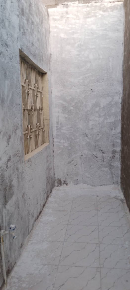 للبيع مساحه 120م جديد مامسكون مسجل بلبلديه ومرقم يتكون من غرفتين وصاله ومطبخ وصحيات ومكشوفه وطارمه كاشي العنوان شارع المطار الجديد قرب اسواق فدك السعر28بي مجال للستفسار اتصل ***********مكتب بركات الصدرين للعقار شارع الحوزه
