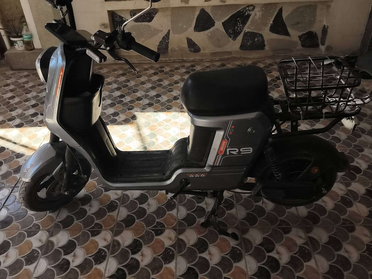 بسم الله الرحمن الرحيم 🌷
بايسكل شحن 🔋⚡
النوع: R9
الشركه: MR. KOREA
عدد البطاريات: 5 ~ 16فولت ونلي ليثيوم
عدد النمر :4
السرعه:99
الحاله: مستخدم  صارلي شهرين من اشتريته اروح بي للمدرسه واجي
المواصفات: فول 1/1
 بريكات دسك امامي وخلفي ~ بصمات 2 وسويجات2 وكارتات2
ملاحظة: السله اني حاطها وره والكشن الوره موجود 
سبب البيع: اشتريت دراجه بانزين
السعر💵:510 الف وبي مجال
للاستفسار : ***********
الموقع : بابل
