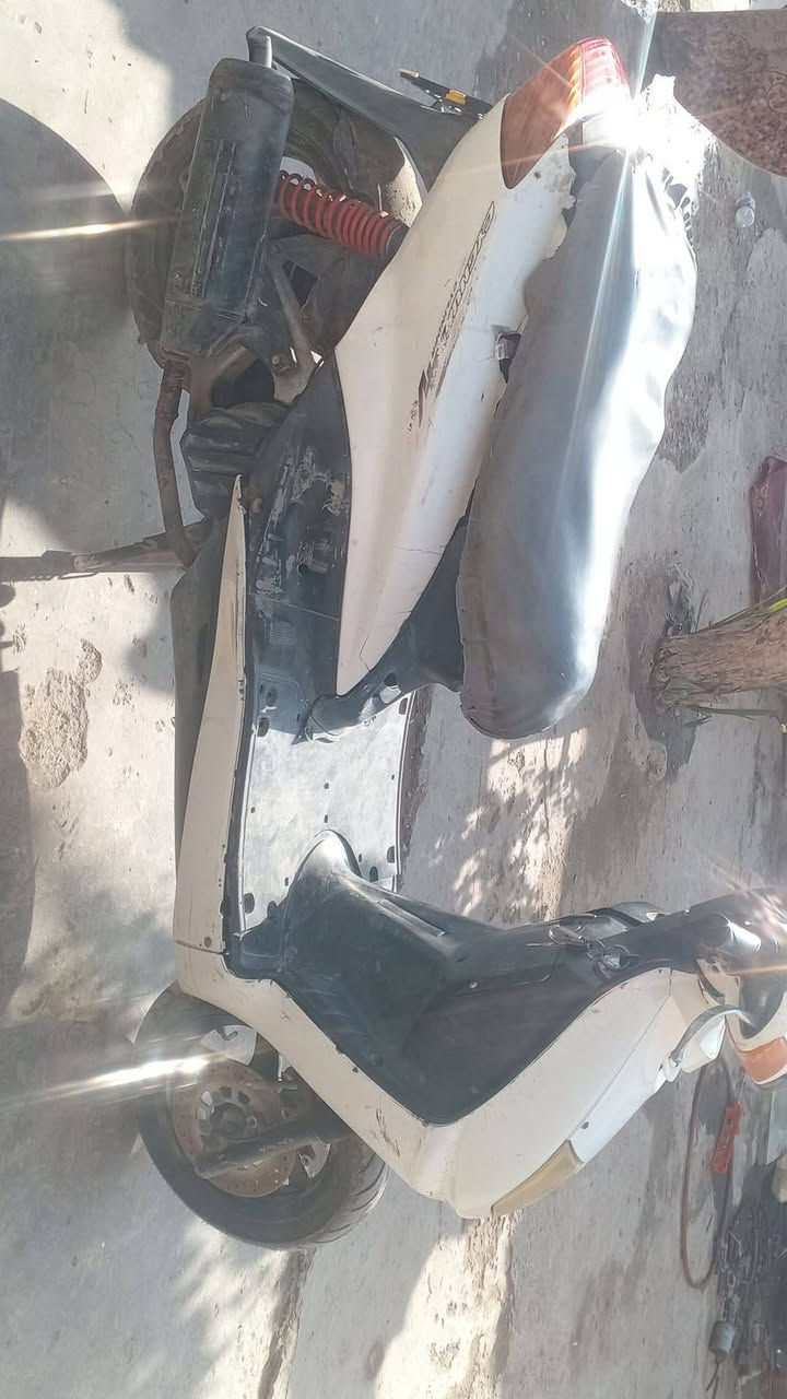 السلام عليكم دراجه سكنس نثيه شغاله خير من الله مكينه ناعمه السعر ٣٠٠ وبيه مجال حي اور سبع قصور ***********
