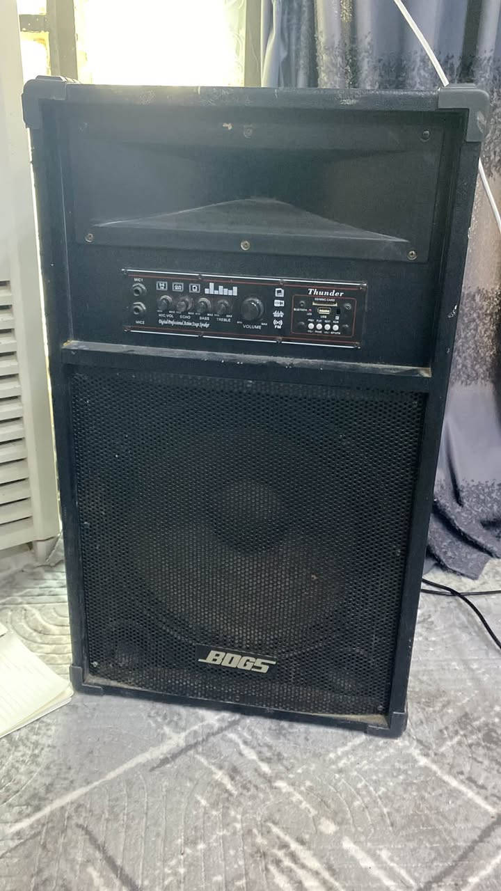السلام عليكم شباب سماعات  حفلات/PA Speaker من ماركة BOGS، وبداخلها وحدة تضخيم مدمجة تحمل اسم Thunder. وهذه التفاصيل    .
* وحدة التشغيل (الأمبليفاير): Thunder.
* نوعها: سماعة نشطة (Active Speaker) لأن الأمبليفاير مدمج داخلها.
* حجم الووفر: يبدو تقريبًا 15 بوصة.
* المداخل:
    * مدخلان للمايكروفون (MIC1 و MIC2) بقياس 6.35 مم.
    * منفذ USB.
    * منفذ بطاقة TF/MicroSD.
* الاتصال اللاسلكي: تدعم Bluetooth.
* الراديو: تدعم FM.
* أزرار التحكم:
    * مستوى صوت المايك (MIC VOL).
    * الصدى (ECHO).
    * الجهير (BASS).
    * الحدة (TREBLE).
    * مستوى الصوت الرئيسي (VOLUME).
* الاستخدامات: مناسبة للحفلات المنزلية، المجالس، المناسبات، وتشغيل الموسيقى مع الميكروفون    النوع: Multimedia Speaker (سماعة متعددة الوسائط).
* بلد الصنع: الصين (Made in China).
* جهد التشغيل: AC 220–240V.
* التردد الكهربائي: 50/60Hz.
* استجابة التردد: 40Hz – 18kHz.
* نسبة التشويه (THD): 0.1%    مدخل صوت أحمر وأبيض لتوصيل التلفزيون أو الكمبيوتر أو أي جهاز صوتي.
* Audio Output: مخارج لتوصيل سماعة إضافية.
* FM: هوائي الراديو.
* LED OUT: منفذ لإضاءة LED.
* LED POWER: مفتاح تشغيل وإيقاف الإضاءة.
* POWER: مفتاح تشغيل وإيقاف السماع
التواصل خاص


**إذا كنت صاحب هذا الإعلان وتريد حذفه لأي سبب، رجاءا أرسل رسالة إلى الدعم الفني**