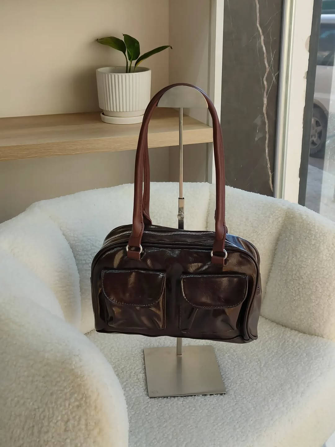 ✨ بسعر يفاجئج… وأناقة تكمل كل لوك 🤍
حقيبة حجم وسط، عملية وأنيقة لكل يوم 👜
 ▪️ الجلد سوفت وناعم 
▪️ طلاء السحاب ثابت
 ▪️ متوفرة بـ 4 ألوان: أسود، بني، أبيض، شمباني
💰 السعر: 10 آلاف دينار فقط 
🚚 التوصيل لجميع محافظات العراق: 5 آلاف
 📸 التصوير حقيقي من داخل المحل ✨
للطلب والاستفسار راسلونا بالدايركت 💌


**إذا كنت صاحب هذا الإعلان وتريد حذفه لأي سبب، رجاءا أرسل رسالة إلى الدعم الفني**
