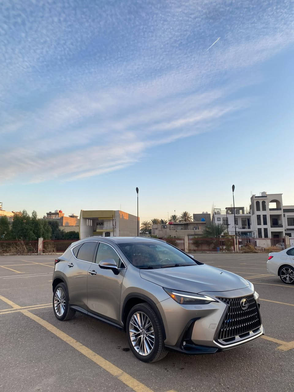 تمتع بل الفخامه والسلاسه والعزل التام 
لكزس 2025 NX  
فول مواصفات بعدها زيرو 
#هايبرد 
5 كامرات 
فتحه جلد اصلي 
ويل 19 اصلي 
صندوق كهربائي 
بصمه ابواب 
السعر 295 مرقم بغداد 
السياره ايرباك اصلي سستم 
بنيد وجوملغ مبدل نفس اللون 
السياره بدون صبغ 
***********

