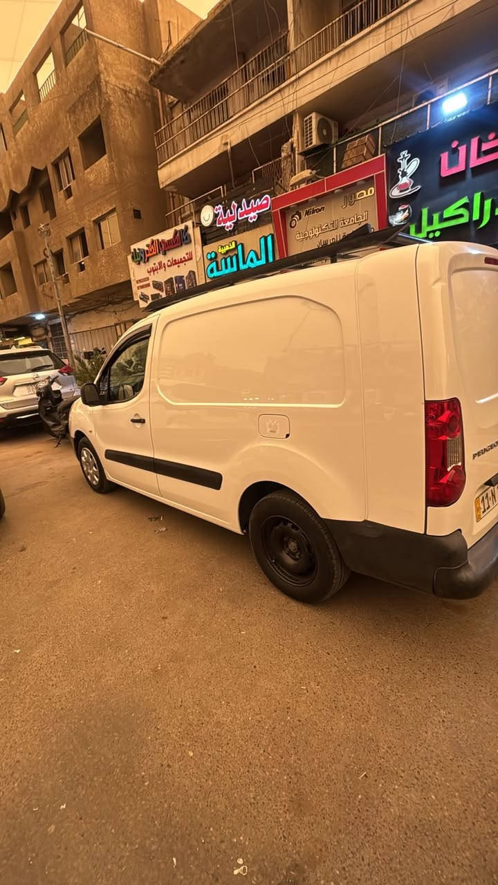 السلام و عليكم
للبيع بيجو بارتنر 
خليجي كفاله عامه
مبدل بيها كير و مكينه مـטּ الشركة
بدون صبغ ولا اي شي
رايدها ب10،000$ و بيها مجال بسيط
***********
مكاني بغداد شارع الصناعة
