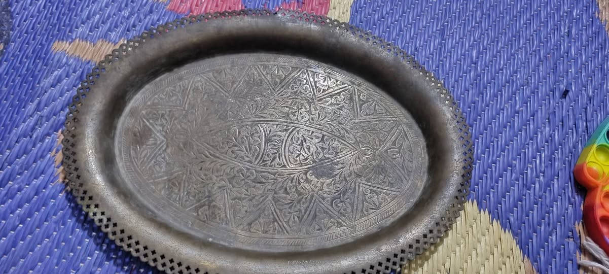 سلام عليكم صينية نحاس قديمه انتيكة هذا قياسها طول 30عرض 23 خاص موجود رقمي ***********
