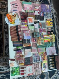 تصفية مكياج كولشي مصورة تجيكم الكارتونة بيها ١٣٧ قطعه  ب٨٥ ألف وتوصيل ...