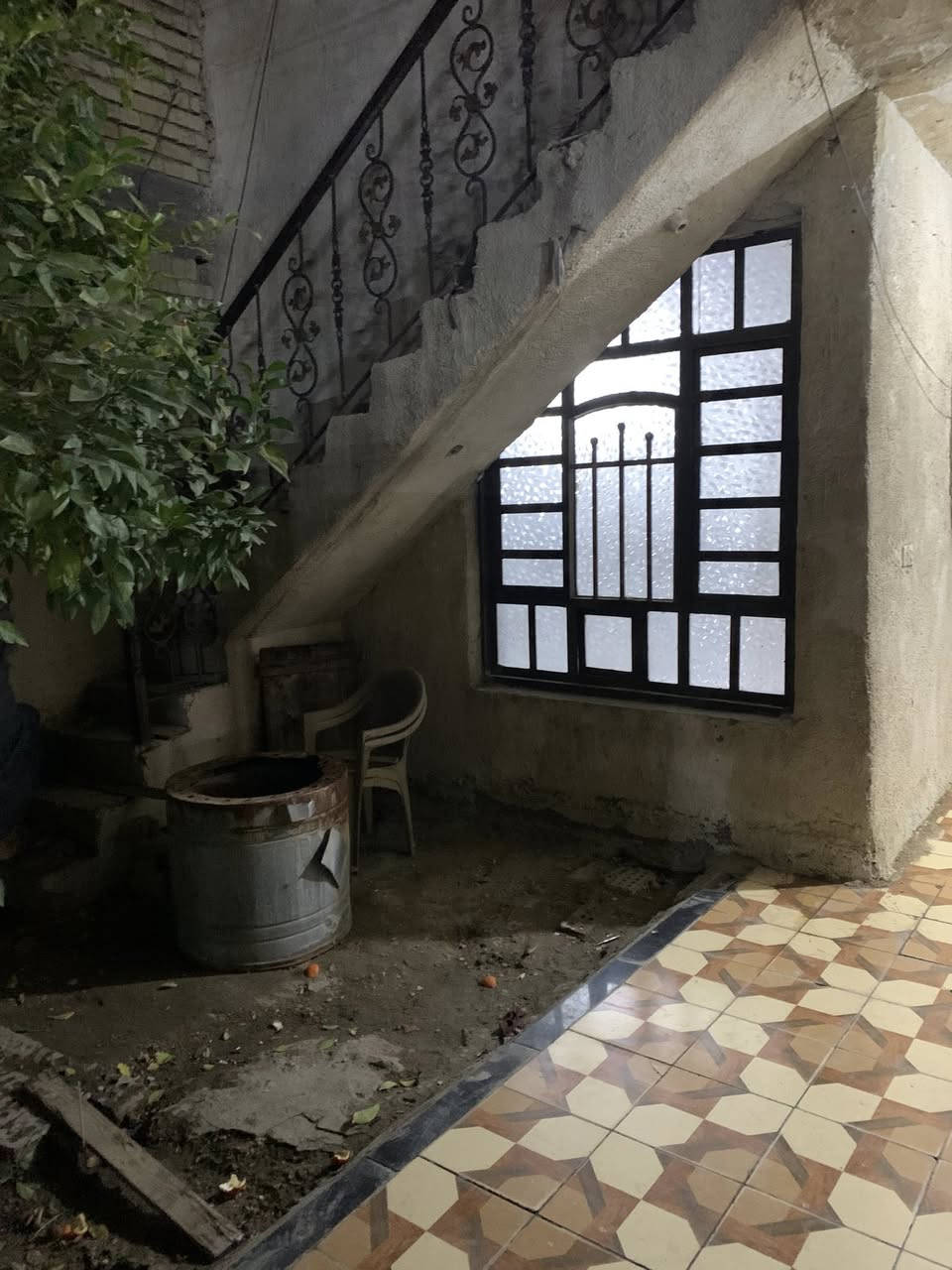 مساء الخير يوجد بيت 125 متر للأيجار طابق واحد درج خارجي يحتوي على طرمه استقبال ومطبخ وغرفه نوم وحده. +حمام قرب مؤسسه علي عذاب الايتام والمسنين للاستفسار اكثر واتساب او اتصال على الرقم التالي ***********
