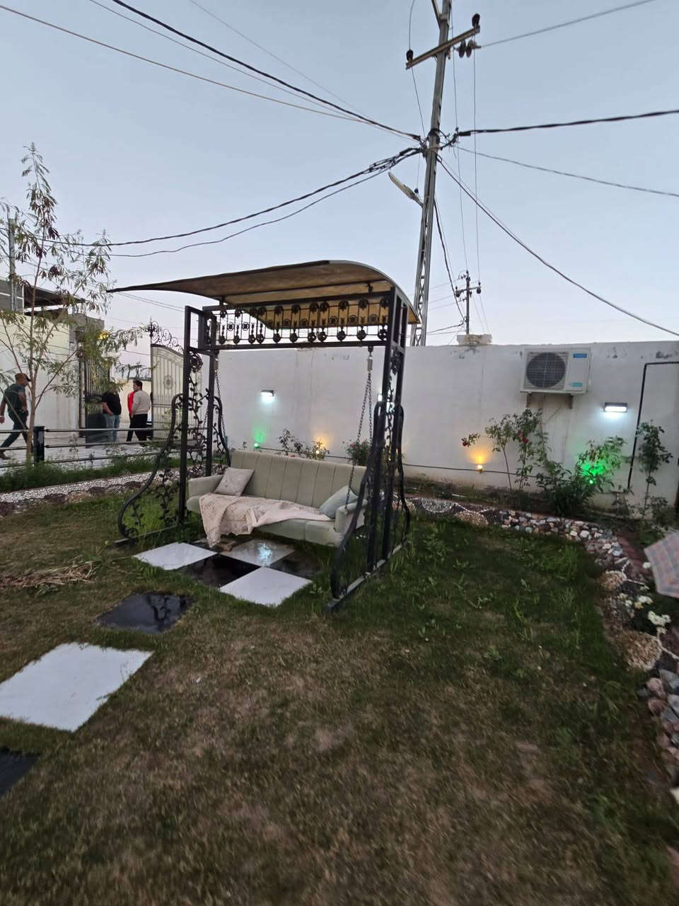 🏡🌴 إعــــلان مزرعــــة فلــــه فخمــــة للبيع 🌴🏡
فرصة مميزة لعشّاق الهدوء والخصوصية 🌿
📍 الموقع:
تقع الفله على الشارع الرابط بين بزل حجي علي وشارع 100
بالشارع المجاور لتعليم السياقة
🔹 عرض الشارع 10 متر
🔹 مساحة الفله: 1000 متر مربع
🔹 الواجهة: 20 متر
🔹 العمق (النزال): 50 متر
🔹 طابقين بتصميم مريح وواسع
✨ تفاصيل الفله:
▪️ 2 صالة واسعة
▪️ هول
▪️ 4 غرف نوم
▪️ مطبخ حار
▪️ مطبخ بارد
🌳 الحدائق:
🌿 الحديقة الأمامية تحتوي على:
▪️ كعدة خارجية حديثة
▪️ تنور شوي حديث
🌴 الحديقة الخلفية تحتوي على:
▪️ كعدة بدوية مميزة
▪️ محمية طيور
🔸 مزايا أخرى عديدة ✨
📞 للاستفسار والتفاصيل:
***********
فرصة لا تعوض 🔥
مناسبة للسكن الراقي والاستثمار 🌿
