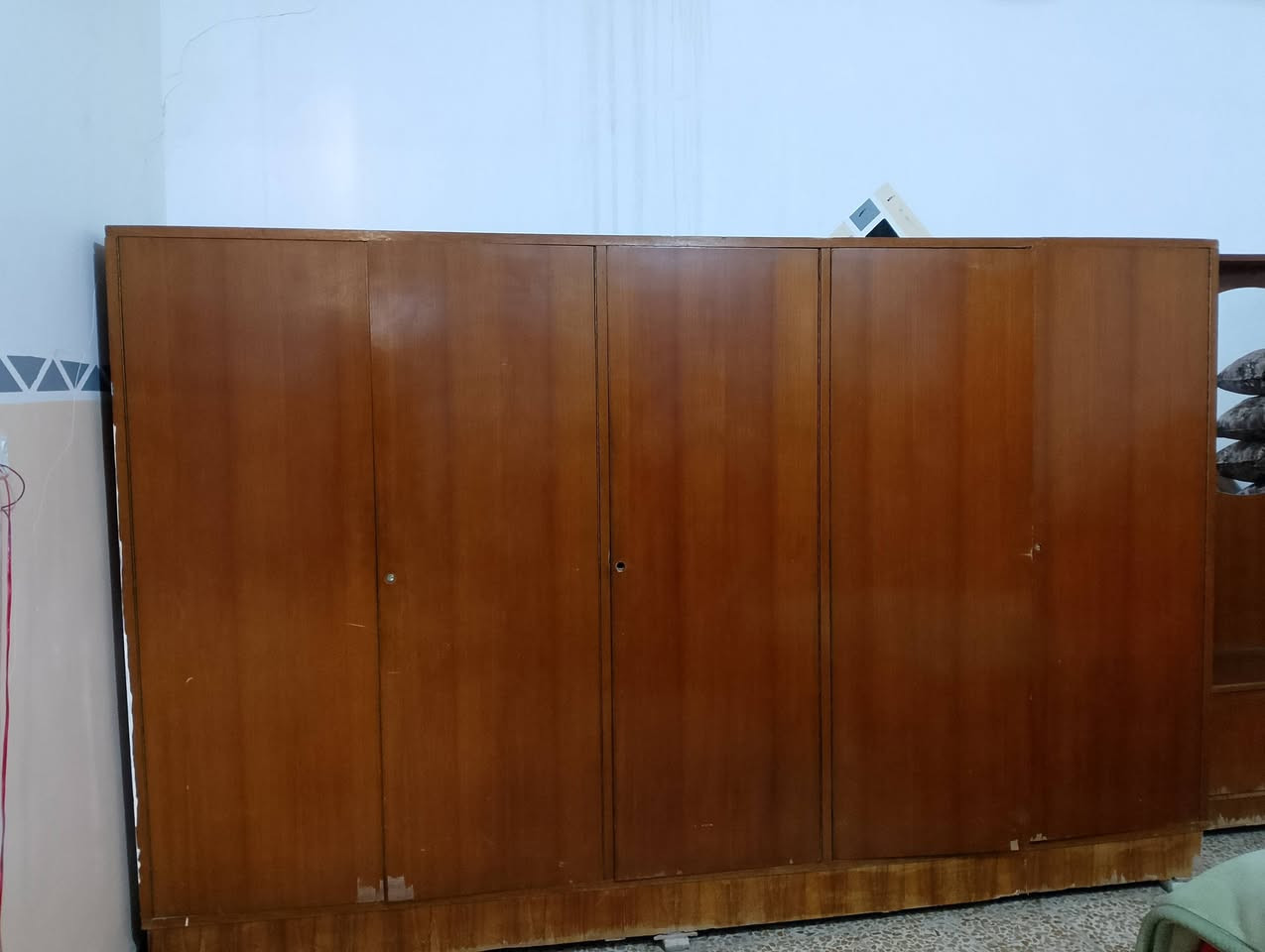 غرف اخشب لبيع السعر 250وبيه مجال شي قليل  ***********
