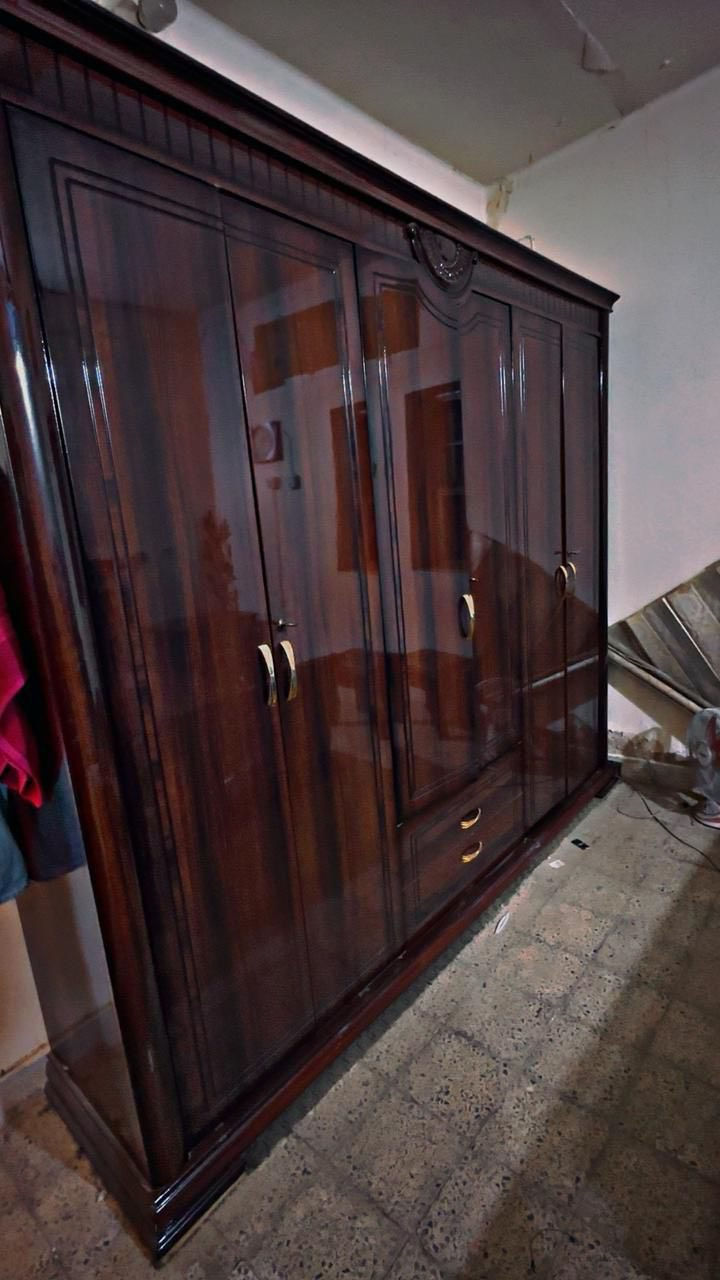 غرفه للبيع متكونه من ٩ قطع استعمال كم شهر نضيفه شخطه مابيها السعر ٧٥٠ وبيها مجال عنوان بغداد شارع فلسطين ***********
