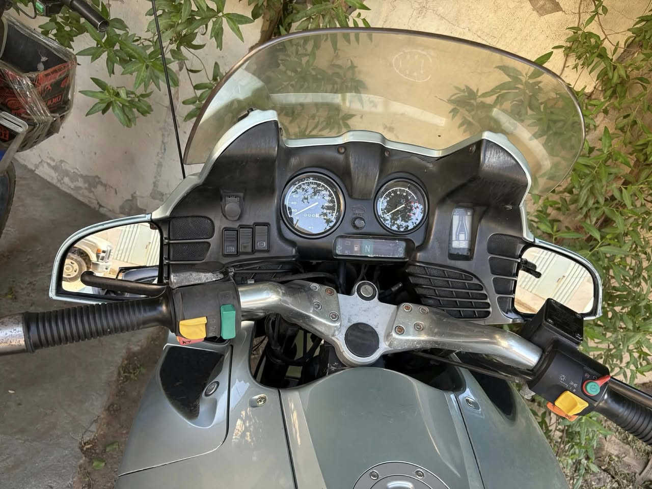 السلام عليكم شباب rt bmw  1100 فول مواصفات جديده جدآ لوك للبيع او مراوس بدراجه صغيره  السعر 25 ورقه بدون رقم  المكان الكراده ***********
