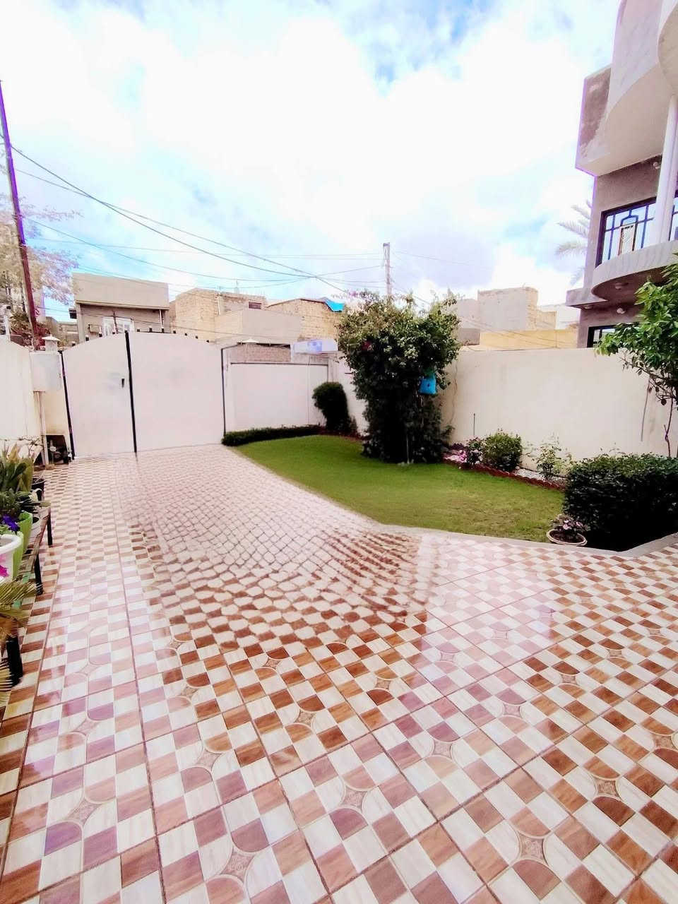 دار للبيع طابو زراعي سند 25
الموقع حي الصحة خلف سنتر كورنيش 
المساحة 150م  واقع حال 190م
الواجة 7.5×25
طابقين الطابق الاول غرفة نوم 4×5
الستقبال4×6
المطبخ3.5×5
هول كبير 5×7.5
مجمع صحيات منور حول البيت
كراج كبير وحديقه
الطابق الثاني غرفة سويت مع مخزن 
وكليدور وسطحين
للاستفسار 
اتصل بالارقام التاليه 
***********
***********
موقع المكتب حله نادر الاولى الشارع الرئيسي مقابيل دائره اتصالات بابل 
مكتب علي السلطاني للعقار23
