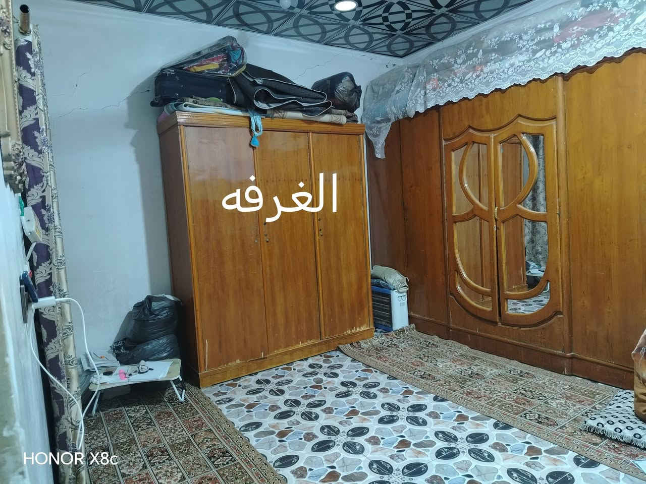 السلام عليكم بيت للبيع في الصالحيه شارع القائد قرب ديوان عباده بيت خلفي مساحته 100م بناء حديث كونكريت مسلح يحتوي على غرفة واحدة واستقبال ومطبخ ومنور وصحيات وهول للاستفسار الاتصال على الرقم ***********. السعر 130 وبيه مجال
