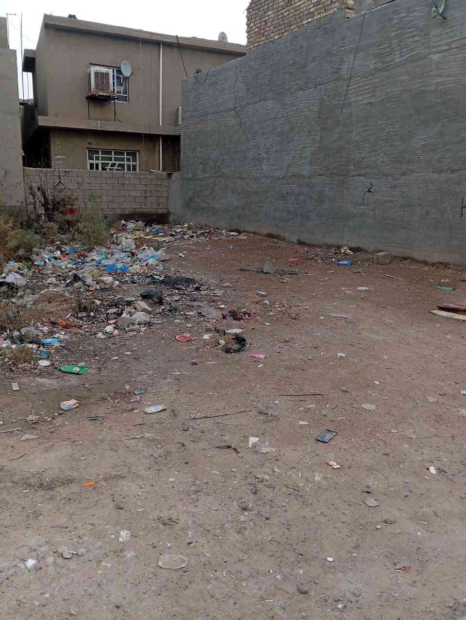 السلام عليكم عندي قطعه ارض في منطقه الاصلاح التمايمه 400 متر يوجد بها كهرباء وماء ومجاري وتبليط كول الخدمات بها ....رايدها ب 60 مليون ولاستفسار المراسله واتساب او اتصال ***********....فرع كولش هدوء وناس طيبين جداا
