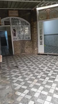بيت طابق ارضي الايجار يحتوي البيت على كراج كبير واستقبال ومطبخ وصاله و...