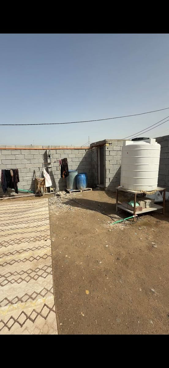 اسعد الله اوقاتكم 

توفر دار سكن مساحة 200متر 

يتكون من غرفين وصاله ومطبخ ومجمع صحي داخلي وصحيات خارجيه وكراج كبير  يسع سيارتين 

السعر 36مليون وبي مجال 🤩

نوع العقار وقف سني اصولي 

العنوان البصرة ابي الخصيب منطقه ابو كوصره 

للاستفسار ***********📞
