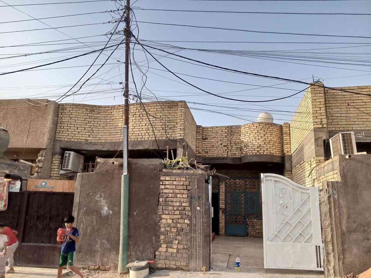 بيت مساحه(112ونص) 4ونص *25  يحتوي على غرفه وصاله حمام داخلي مناور ٢ استقبال وحوش كبير وبيتونه كبيرة طابو سند ٢٥ طابق واحد بناء جديد خدمات كامله ماء كهرباء تبليط عوزه بس صبغ ولبخ ترتيبات بسيطه موقع كلش حلو بصف الركن مقابيل إفران الزيتون بشارع الصيدلية السعر ٧٥مليون ***********
