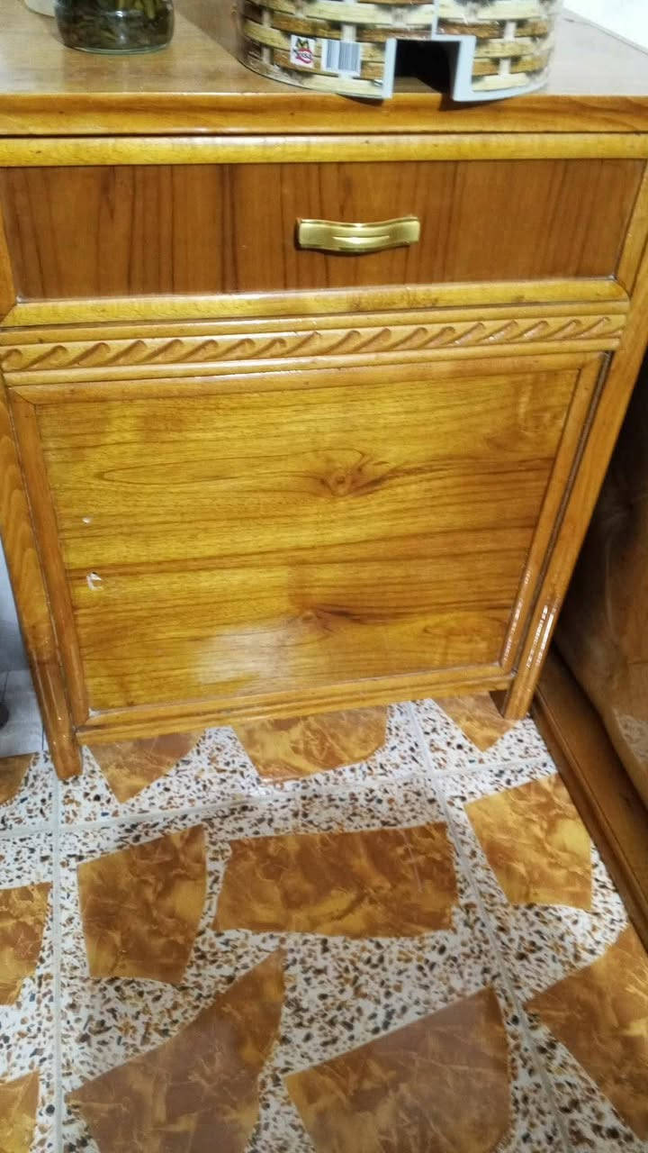 غرفة تسكام كنتور ٤ ابواب جربايه ودوشك وملحقات مثل ماموضح بالصور فقط.   العنوان حله ورديه خارج. السعر ٦٠٠  الف وبيها مجل بصيط.  ***********.
