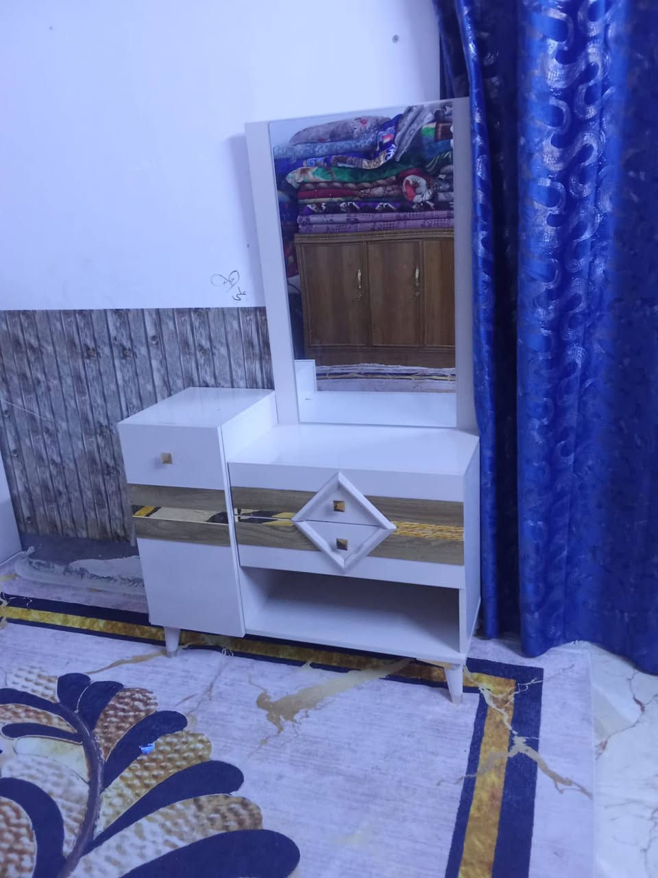 غرفه للبيع السعر 400 وبيه مجال العنوان المحموديه ***********
