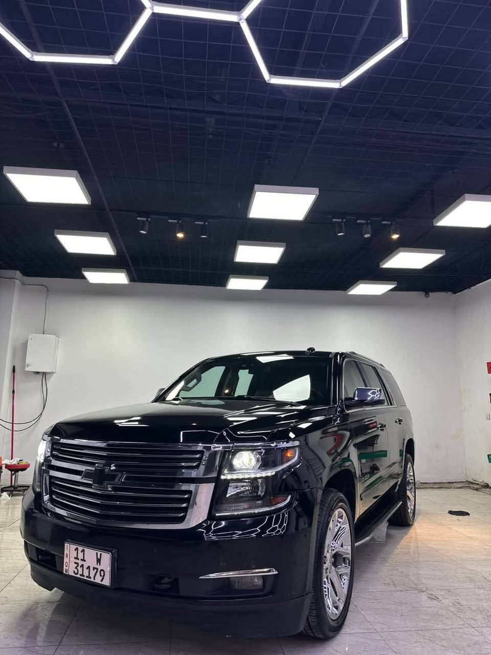 🚙 للبيع: شيفروليه تاهو Premier 2020 خليجي

📍 الموقع: كربلاء
🏢 وكالة المنصور
✅ كفالة عامة
✅ شرط الفحص

المواصفات:

* Premier فل مواصفات (أعلى فئة)
* محرك 8 سلندر 5.7 لتر
* دبل (عادي + أوتوماتيك)
* فتحة سقف
* دفع رباعي (4WD)

المقصورة:

* مقاعد جلد أصلية
* مقاعد أمامية كهربائية مع الذاكرة
* تدفئة وتبريد للمقاعد الأمامية
* تدفئة للمقاعد الخلفية
* مقاعد الصف الثالث كهربائية
* تبريد خلفي
* شحن لاسلكي للهاتف
* شاشة معلومات كبيرة أصلية
* شاشات خلفية DVD أصلية
* شاشة عرض على الزجاج الأمامي (Head-Up Display)

أنظمة السلامة والراحة:

* رادار
* مثبت سرعة ذكي
* نظام السير داخل المسار
* حساسات أمامية وخلفية
* كاميرا خلفية
* تشغيل عن بُعد
* فتح وتشغيل بالبصمة (3 بصمات)
* فتح الصندوق الكهربائي مع الفتح بالقدم
* مانع انزلاق
* مقود كهربائي مع التدفئة وتحكم كامل
* مرايا كهربائية
* إضاءة زينون وعدسات LED
* نظام صوتي مميز

ملاحظات:

* السيارة أعلى فئة (Premier).
* نظيفة وشرط الفحص.

📞 للاستفسار والمزيد من التفاصيل، يرجى التواصل على الخاص أو الاتصال ***********
