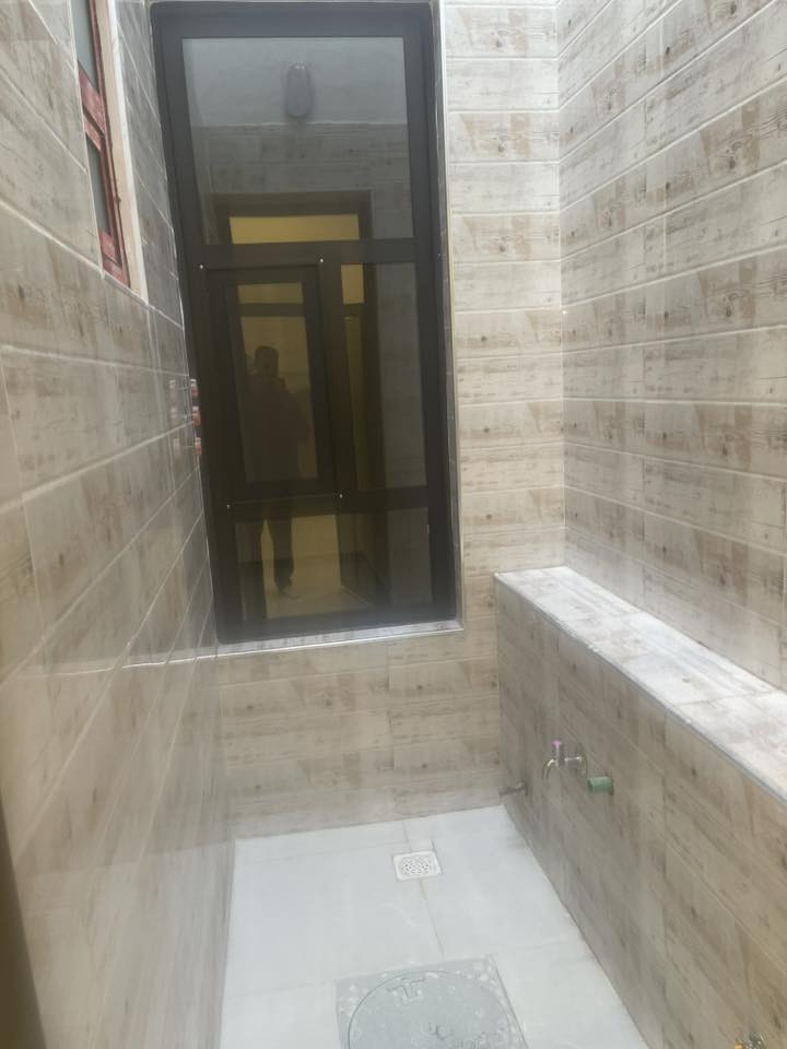 السلام عليكم 
دارين تون
المساحة ١٠٠ متر 
الغزالية الهياكل العمداء٣ فرع قرب الشارع العام الرئيسي 
الواجهه ٥ النزال٢٠ بناء حديث من الاساس 
٤ نوم ٢ حمام صالة ومطبخ 
الواجهه بورسلاين حراري وابواب حديثة وبديل الخشب من شركة المشكور 
الجدران بورسلاين سعودي
الابواب الخارجية والداخلية من شركة اسوار مع ضمان ٥ سنوات وتر بروف 
الكهربائيات من شركة اوك ستار وشركة liparضمان الانارة ٥ سنوات والكهرباء٢٠ سنة 
الالمنيوم تركي من شركة الضياء للالمنيوم والكاونترات  مع الضمان ٥ سنوات 
تاسيس كاميرات مع النت مع الغاز مع عمل جزامة 
الاسطح مادة عازلة مع الشتايكر 
الاصباغ الداخلية مادة عازلة ضد التعفن والرطوبة من شركة جوتن الديكورات الداخلية من عمل ( لمسة فن للاصباغ والديكور ) كادر سامر الراوي مع عمل الجبسم بورد للحولي الداخلي والصالة والحمام 

الصحيات دفن الدوش والغربي وعمل الحمامات الواح  ضمان من شركة سراي في الشرق الاوسط 
لايوجد اي اظلع مشتركة بين البيتين مع ربط خارجي الماء والكهرباء وخط المولد 
تنظيف الدار من شركة ألفا الدولية للتنظيف الموقعي مع عمل مواد تعقيم خاصة 
اسف ع الاطالة 
السعر المطلوب ٢٩٥ مليون مع مجال بسيط 

ابونوح
***********
