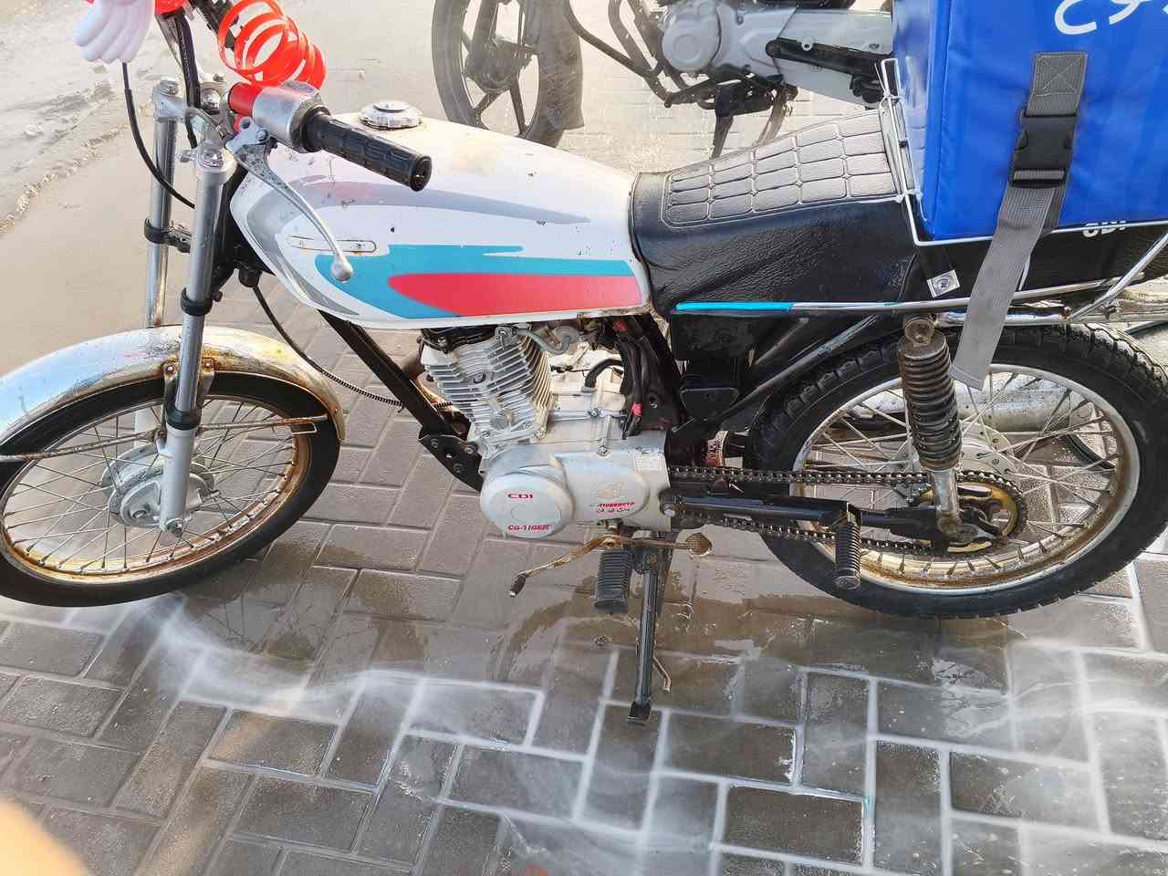 سلام عليكم دراجه ايراني ادوات مبدل بس ولفات جاهزه ماناقصها شي 300 بيها مجال قليل (***********)
