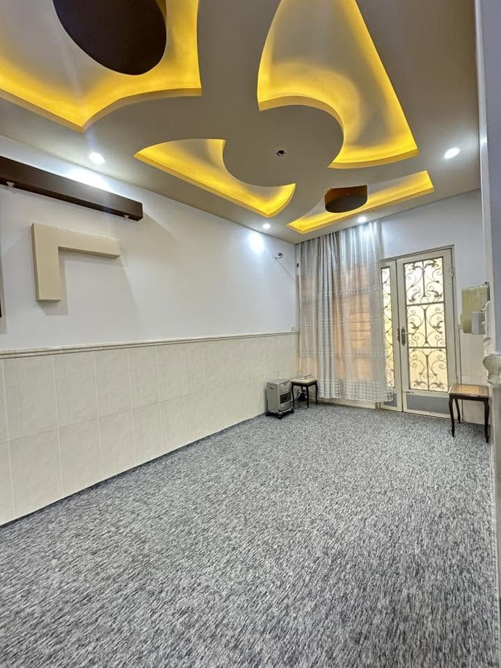 🏠دار للبيع ✅ حي الرفاق🏠
⬅️داخل فرع جامع الروضة المحمدية
⬅️موقع مميز
⬅️️ مساحـة  100 متر
⬅️واجهة 5 متر
⬅️أتجاه قبلة
⬅️طابقين 
⬅️الطابق الاول يحتوي على ، كراج ، مطبخ ، استقبال ، هول ، صحيات ،١ غرف نوم ، 
⬅️الطابق الثاني ،هول ، صحيات ، ٢ غرف نوم ،
⬅️تحويل مباشر
⬅️شارع 10

تفاصيل اكثر يرجى مراجعة المكتب
___________________

***********📞

***********📞

نستقبل عقاراتكم و طلباتكم على الارقام اعلاه
