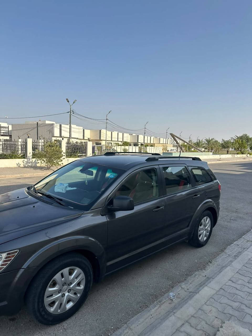 السلام عليكم  سيارة دوج جورني مديل ٢٠١٩ سيارة جاهزة من كلشي
حادثها جاملغ و بنيد اربعة ستندر اوتوماتيك سعرها ١٣٠$ للاستفسار الاتصال على الرقم ***********
