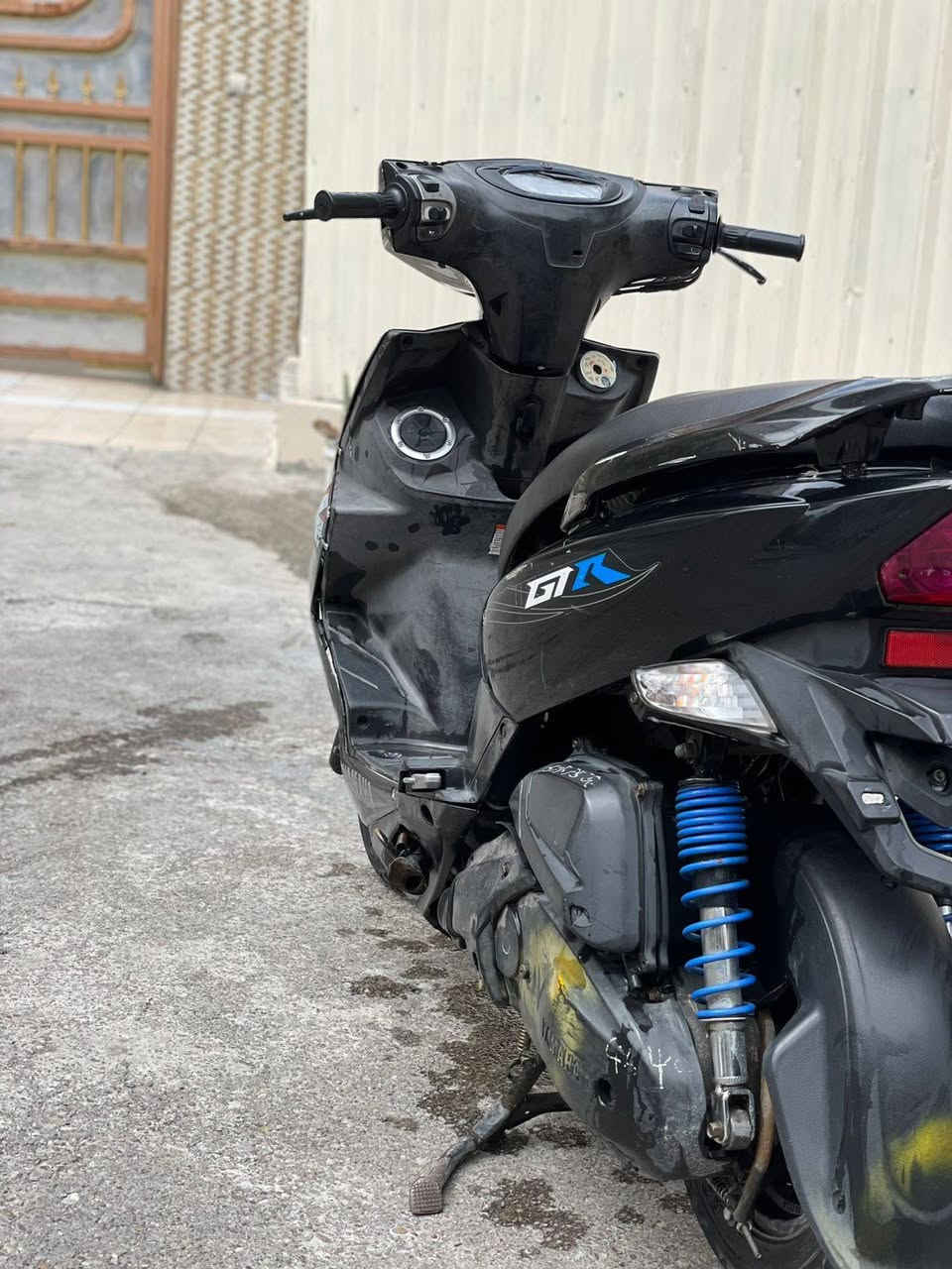 السلام عليكم دارجه جيتي ار 140 لون اسود دراجه كامله مكمله مابيها اي نقص مكينه بلاديه صوتها ناعم شلعه ومعدل تشك الكاع دراجه شغاله نكره سلف قفل صندوق قفل ستيرن كله شغال بيها كلوب زنون اشاير شغاله دبل اشاره شغال دراجه تخبل السعر 650 وبيها مجال للطيبين العنوان بغداد الحريه الرقم *********** متواجد واتساب فقط !!
