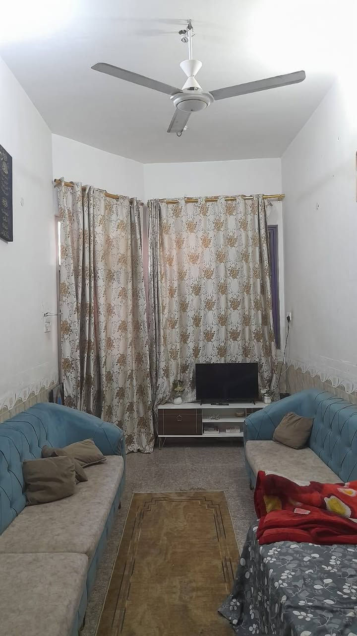 بيت في حي النصر 
قرب  ملعب كربلاء الدولي ....
المساحة (١٠٠متر ) (٥×٢٠)..
طابقين ...
الطابق الارضي (استقبال+ مطبخ+ صالة+صحيات )
الطابق الثاني (غرفة كبيرة  +صحيات )
البيت بأسمي(***********)
يرهم أقساط ..
