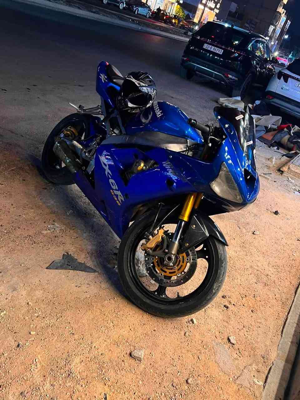 كاوسكي ٢٠٠٤ مكينه مكفوله وتشتغل مابيها شي بس تحمه تطفه ماعرف سبب رايدها ب٢١ ورقه وبيها مجال قليل البنوك ***********
