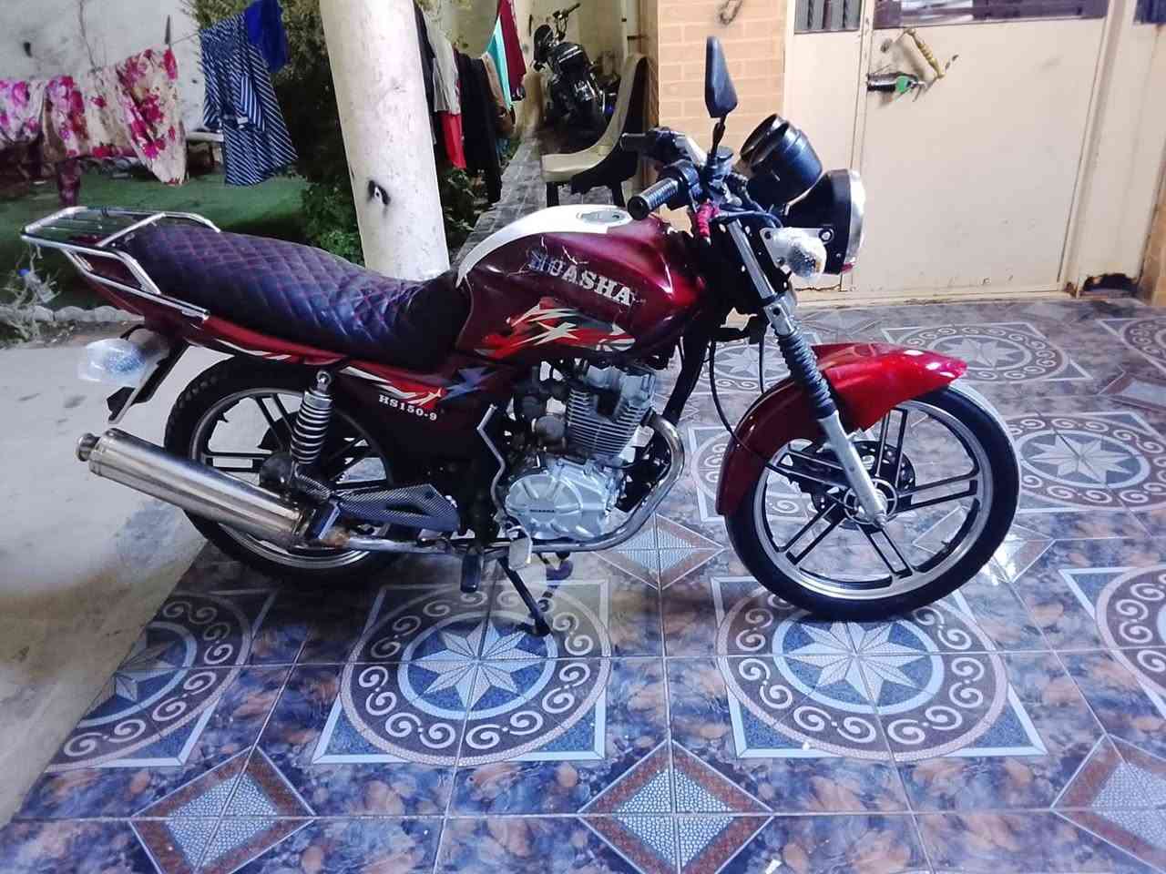 دراجه هيوشه للبيع السعر 750 بيه مجال جديده كهربائيات كله شغاله مكفوله من كلشي موديل  22 مكمرك وكامل محرك بلادي عنواني الرمادي حي ضباط للاستفسار على رقم ***********
