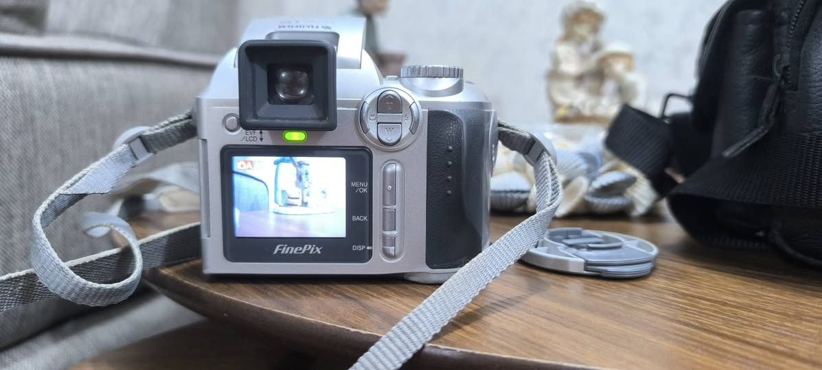 السلام عليكم
كاميرا ديجيتال 
ماركه Fujifilm 
صناعه ياباني 
شغاله 
تاخذ 4 باتري قلم شحن
مع حقيبة و رام 16 ميكا
السعر 50
التوصيل 5 بغداد 6 باقي المحافظات


**إذا كنت صاحب هذا الإعلان وتريد حذفه لأي سبب، رجاءا أرسل رسالة إلى الدعم الفني**