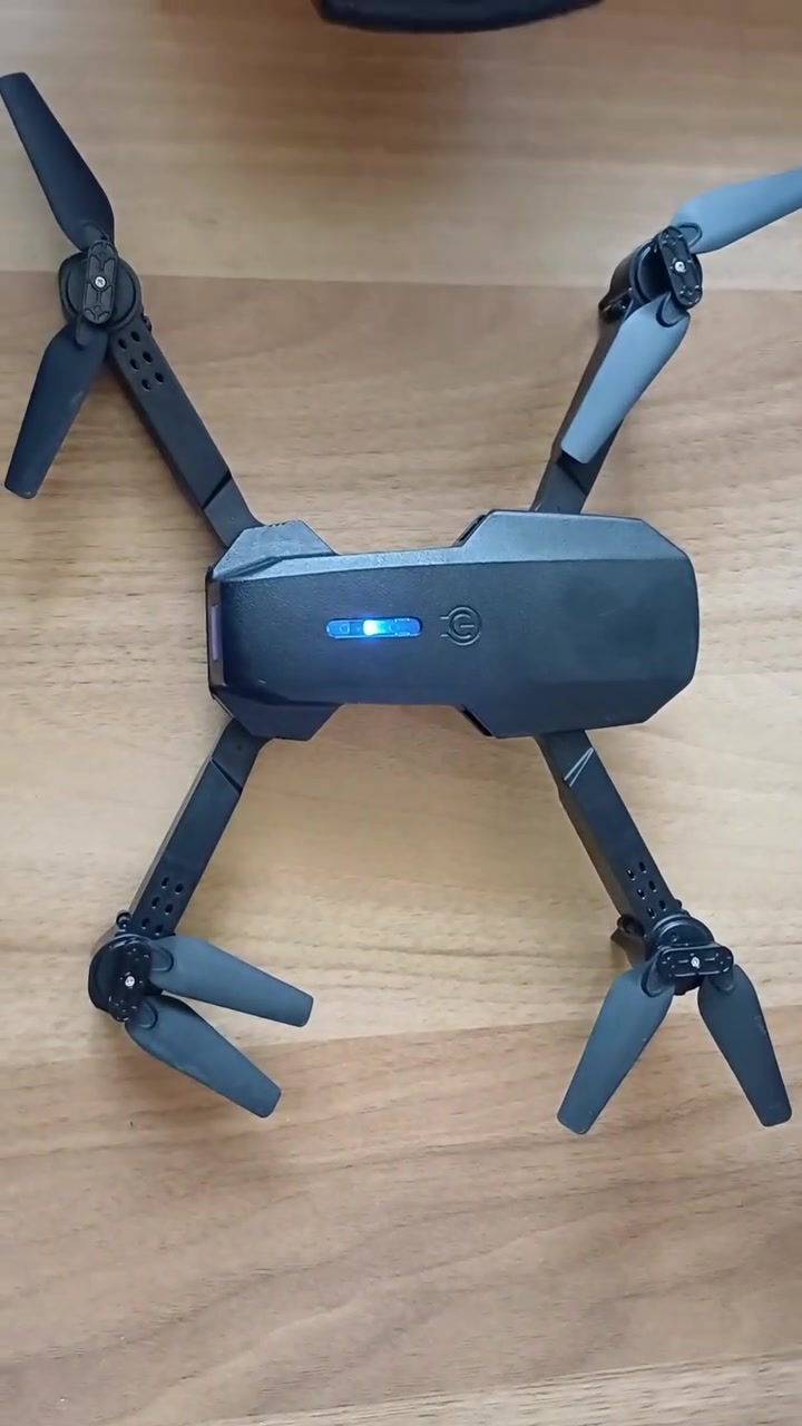 88 Drone (النسخة التعليمية).
• ​الاستخدام: مثالية لتعلم مهارات الطيران، والتحليق الثابت (Hovering)، والمناورة.
• ​التصميم: هيكل متين وخفيف الوزن باللون الأسود المطفي، قابل للطي بالكامل لسهولة التنقل والحمل وحمايتها من الصدمات.
• ​العمر المناسب: +14 سنة فما فوق (وممتازة للمبتدئين من كل الأعمار).
• ​جهاز التحكم: ريموت لاسلكي مريح وسهل الاستخدام، يمنحك استجابة سريعة ودقيقة لحركات الطائرة.
​📦 محتويات الحقيبة (كاملة الملحقات):
• ​طائرة الدرون E88 (النسخة التعليمية).
• ​جهاز التحكم عن بعد اللاسلكي.
• ​حقيبة حمل واقية سوداء فاخرة ومضادة للصدمات لحفظ الطائرة وملحقاتها.
• ​شفرات مروحة إضافية (قطع غيار غيار للمراوح).
• ​كابل شحن USB.
• ​كتيب التعليمات والإرشادات.
​💡 مميزات إضافية:
• ​إقلاع وهبوط بضغطة زر واحدة: ميزة رائعة تحمي الطائرة من السقوط أثناء البدايات وتسهل القيادة للمبتدئين.
• ​إضاءة LED: تحتوي على إضاءة مميزة لتحديد اتجاه الطائرة بوضوح أثناء الطيران.
• ​مرونة عالية: تصميم يتحمل الصدمات الخفيفة أثناء رحلات التعلم الأولى.

السعر 20 ألف دينار عراقي مع التوصيل 

ملاحضه الفيديو قصير لمجرد التاكد انها شغاله 🤍


**إذا كنت صاحب هذا الإعلان وتريد حذفه لأي سبب، رجاءا أرسل رسالة إلى الدعم الفني**