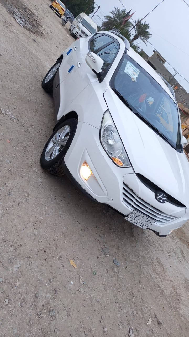 توسان 2013 خليجية سياره جديدة مكينة وكير وحدادية وتبريد وتدفئة وتخم تاير كل جديد صبغ جاملغ خلفي فقط أثر طخة بسيطة وباقي كفالة عامة السعر 107 رقم بغداد بأسمي مكان السيارة حلة رقم الهاتف ***********
