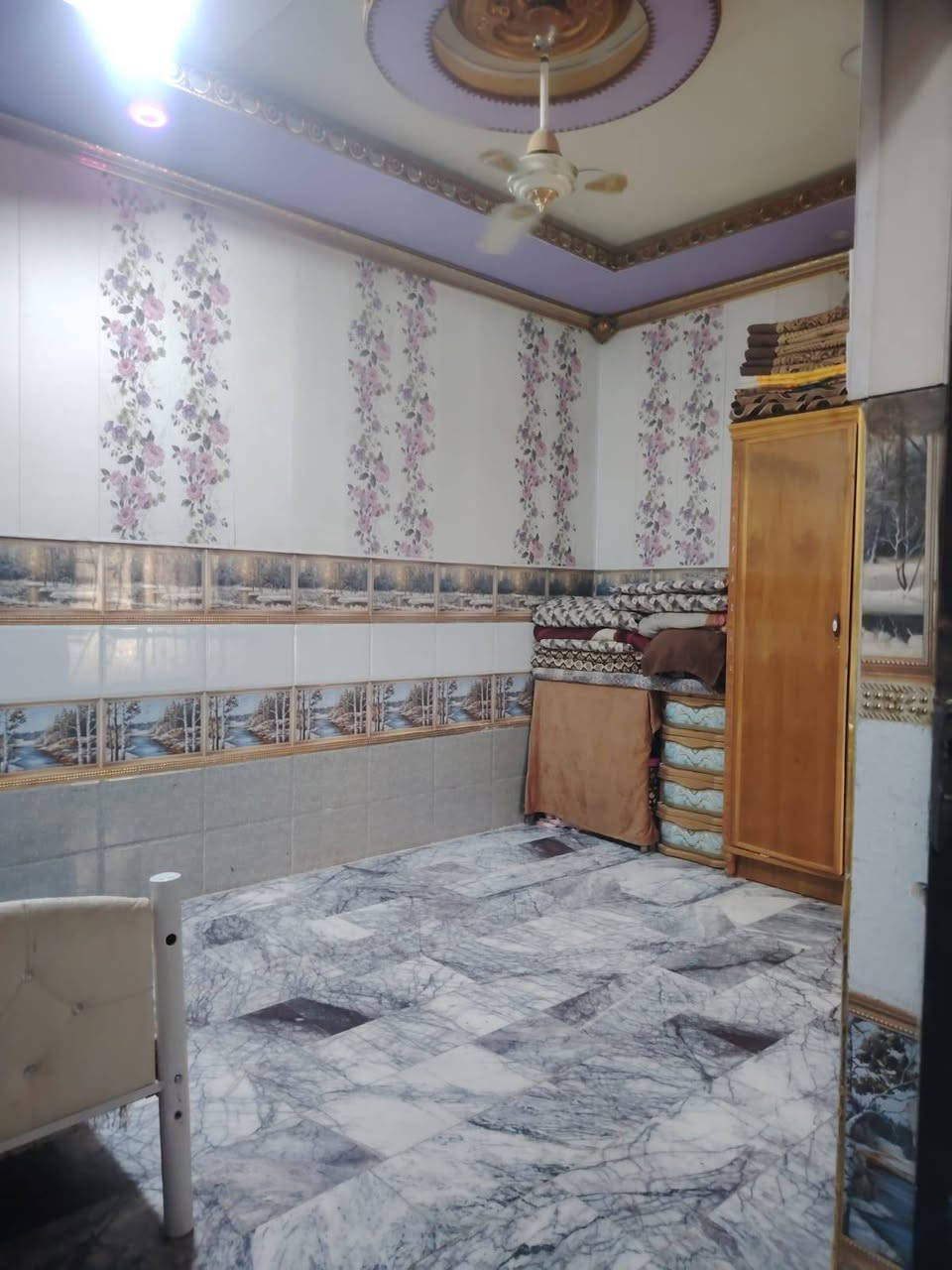 السلام عليكم
بيت طابقين بناء حديث 
 الطابق الأرضي غرفتين وصاله وأستقبال 10متر صحيات داخليه وخارجيه
الطابق الثاني غرفه وصاله
للأستفسار ***********
الموقع /الشارع الرئسي الداينه قرب أنشائيه سيد ستار
السعر جدا مناسب
