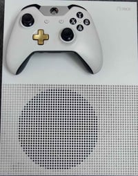 للبيع XBOX ONE S الجهاز نظيف ومابيه اي مشكلة الذاكرة 1 تيرا مفتوح فقط ...