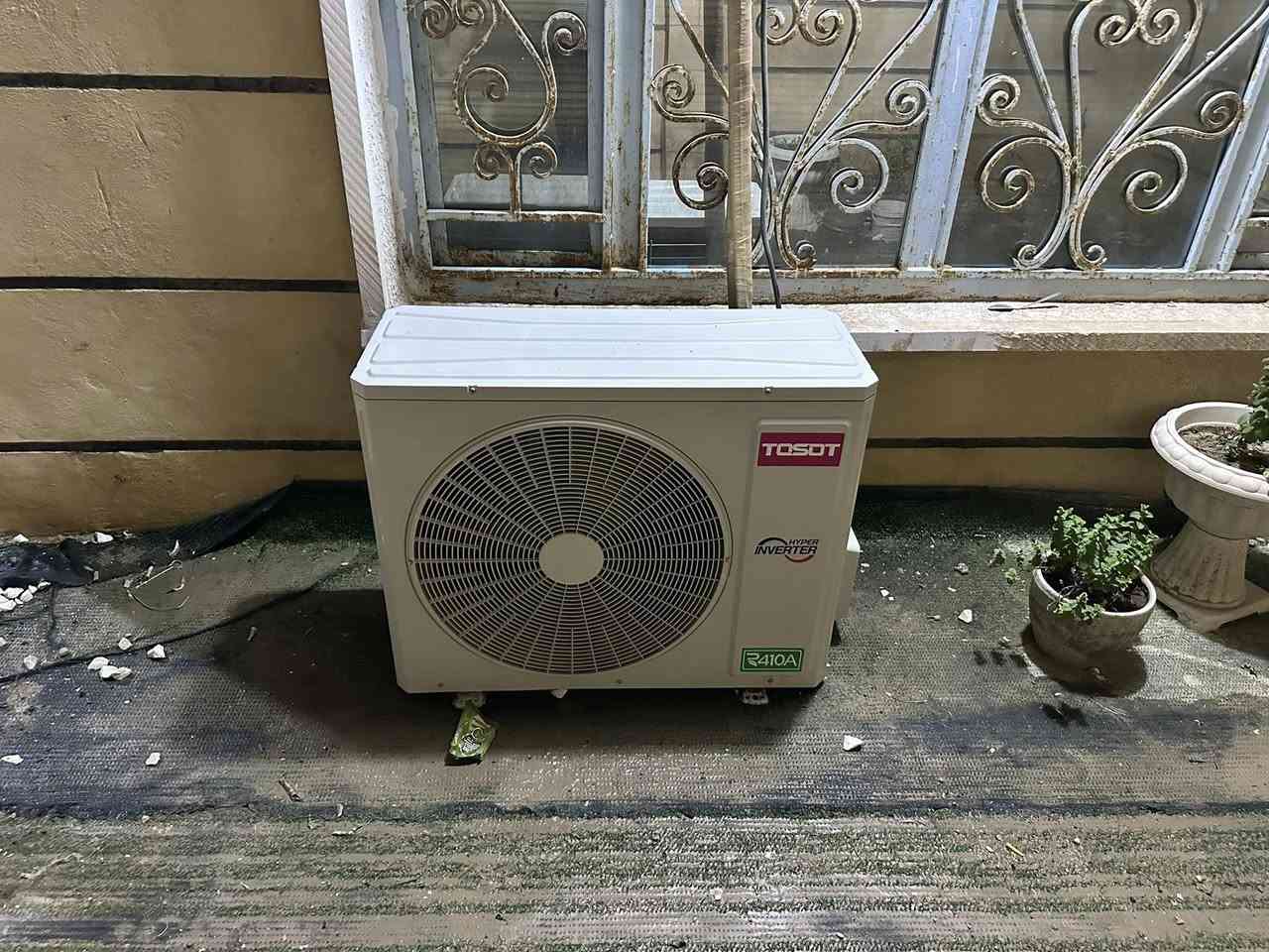 التنظيف عندنا مو مجرد غسيل فلاتر.. التنظيف في ورشة الوارث هندسة ودقة! 📐❄️
لأن الأتربة والأوساخ المتراكمة بالداخل تخنق السبلت وتقلل كفاءته، كادرنا الفني ينظف القطع الداخلية والخارجية بدقة متناهية:
✅ تنظيف عميق للمبخر (Evaporator) والراديتر لإزالة الطفيليات والأتربة المستعصية.
✅ تسليك مجاري التصريف لضمان عدم انسدادها أو تنقيط الماء بالداخل.
✅ استخدام مواد آمنة وأجهزة غسيل متطورة تحمي زعانف الألمنيوم (Fins) من التلف.
نتيجتنا؟ هواء نقي 100%، دفع قوي جداً، وتبريد ثلج يريح الكومبريسر ويقلل صرف الكهرباء. ⚡🥶
⚙️ الوارث للتبريد.. جودة التفاصيل واللمسة الهندية المضمونة!
📞 للحجز والاستفسار: *********** | ***********
📍 واسط - الكوت - شارع دور العمال.
