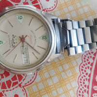 عندي ساعة سويسري للبيع المكان بغداد ما اعرف سعر قيم وخذ 07728660413