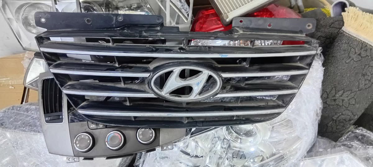 السلام عليكم شباب لايت موديل ١٠  السعر ١٣٠. طق كارتون
موديل ٨. واقل. ٩٠ 
ابطانه. بنيد  ٣٠. 
كصة بنيد ٣٠
كيج ليزري كوري. ١٠٠
شباك ٤٠  بك لايت ٥٠ زوج
***********
