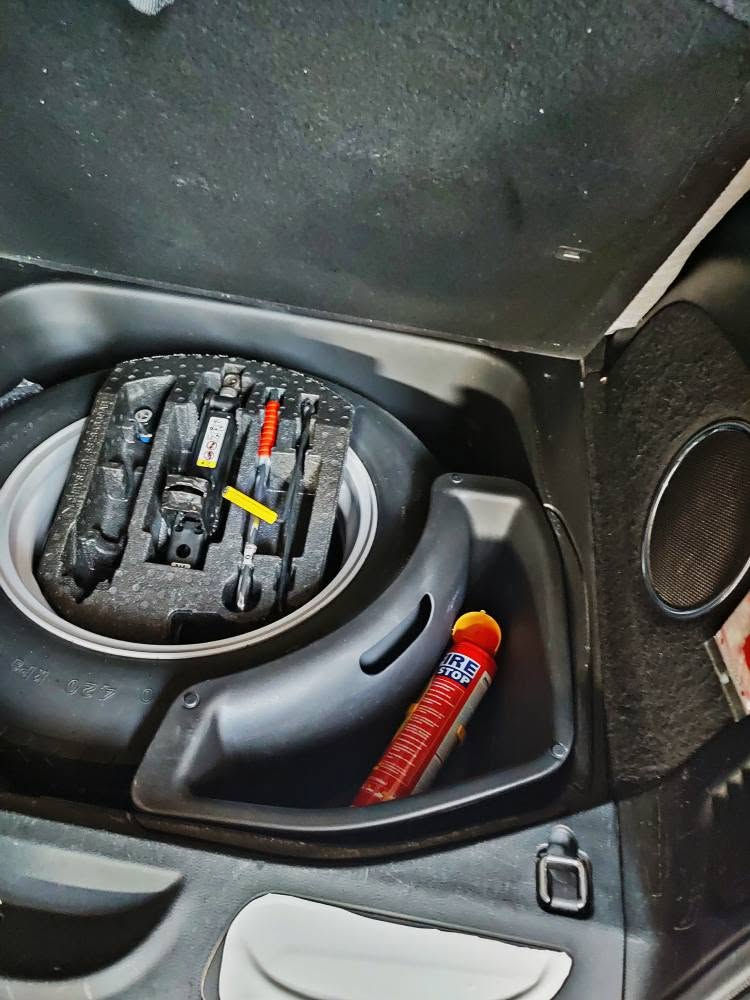 Jeep Laredo  2018  ..black top..  
جيب بلاك توب اللون أبيض ثلجي "حاجب ابيض" مستوردة من امريكا" للمملكة العربية السعودية ومصلحة بأمريكا " مجددة لغاية 2027..فول جديده واستخدام شخصي بعناية تامة.. ماشية 61 ميل رقم بغداد انكليزي جديد..؟
حادثها  سطحي تبديل بنيد ودعامية باصلية نفس اللون وصبغ بسيط في كرون الجاملغات الأمامية دون دواخل ولا حداديه "ايرباكات معادة.".  تم التصليح بأمريكا.." ولو كان التصليح بالعراق لم يتبدل البنيد ولا تنصبغ كرون الجاملغات لبساطة الحادث..!! رقم الشاصي والسونار ضمن الصور المرفقة.."..محرك 3600سته.سلندر"وكير "وحداديه "جيدة جداً وعالفحص" ... 

   فتحة " جنطة كهرباء"حساسات خلفيه " تحكم ستيرن جهتين " قفل سرعة " فور ويل" كاميرا دوارة " تشغيل عن بعد" كشن جلد ومخمل" تدفئة ستيرن و كشنات" كرسي السائق كهرباء " شاشة عرض كبيرة" شاشة عطلات وبرمجة" تخم تاير جديد "ويل 20 اسود" بلاك توب اصلي "ثلاثه مود انظمه قيادة" تعتيم مرايا "  تبريد شركة قطعتين فصل ايمن وأيسر.." تدفئة مرايا الخارجية.,"وهناك الكثير من المواصفات..مكان السيارة السماوة .... بيع..مراوس حسب الرغبه...ومن الله التوفيق...!!
للجادين الاتصال *********** السماوا, المثنى
