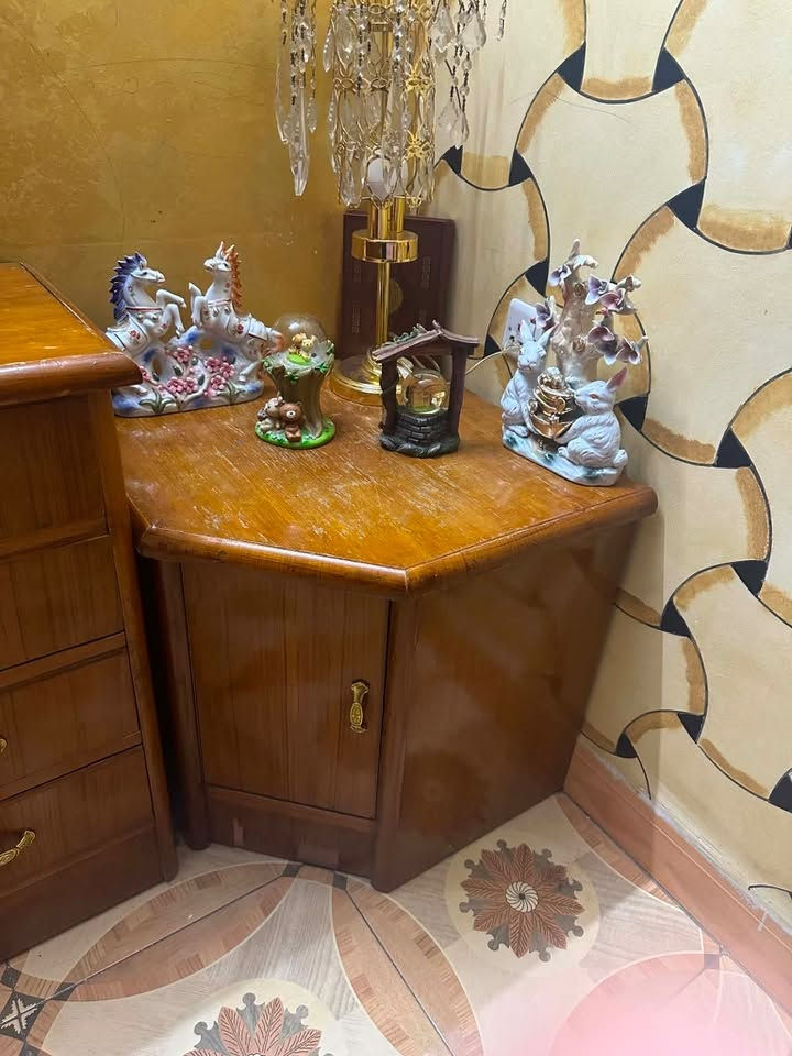 السلام عليكم عندي هاي الغرفة صاج الثكيل نظيفة 
بيها نقص الجامة الزاوية و صبغ فقط والغرفة متانه وثكيلة
رايدتها٧٥٠ وبيها مجال بسيط
***********
