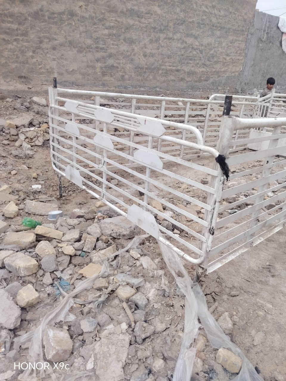 السلام عليكم عندي محجر للبيع مكانه حله
 ***********
