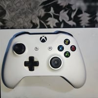 Xbox one s جهاز نظيف يجيك كامل هو ووياراتة واليدة التخزين مالتة نص تير...