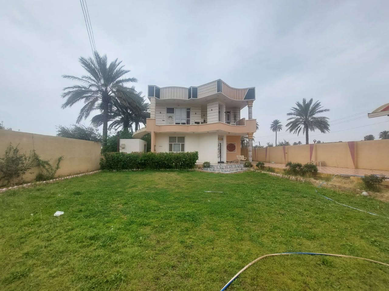 🏛️ إذا تدور على الفخامة الحقيقية ويا هدوء البستان… الفرصة هنا!
مو مجرد بيت… هذا قصر سكني + بستان متكامل بمساحة 1800م في موقع مميز بمنطقة الغالبية – ديالى، يجمع بين الراحة، الخصوصية، والاستثمار الذكي.
🏡 تفاصيل العقار (سند 25 – جاهز للتملك)
🔹 المساحة الكلية: 1800 متر
🔹 البناء: 800 متر – طابقين (بناء درجة أولى)
✨ التصميم الداخلي:
4 غرف نوم (سويتات واسعة)
صالة استقبال فخمة + هول داخلي كبير
مطبخين (حار وبارد) بتصميم حديث
درج داخلي وخارجي
مخزن بالسطح
✨ التشطيبات والتجهيز:
أرضيات كاشي نمري فاخر
كراج أمامي وخلفي
7 أجهزة سبلت (2 طن) مع 7 رافعات قدرة
➡️ البيت جاهز تسكن مباشرة بدون أي تعب
🌴 بستان خاص (1000 متر) – رزق مستمر
مسيج بالكامل بواجهة 25م ونزال 40م
🌴 يحتوي على:
نخيل نادر: (برحي، مجهول، عجوة، إخلاص، خستاوي وغيرها)
أكثر من 40 شجرة حمضيات
رمان أمريكي، تين حلاوي، سدر، عنب، عرموط، مشمش وغيرها
💧 منظومة الماء:
بئر ارتوازي خاص
مضخة مباشرة على النهر
➡️ مي متوفر 24 ساعة
⚡ الخدمات والموقع:
📍 ديالى – الغالبية
تبليط واصل للباب
قريب من المدارس والأسواق
كهرباء وطنية + خط مولدة
ماء إسالة متوفر
💼 مناسب للسكن الفاخر أو استثمار مربح
البيت يرهم مراوس او ينباع البيت وحد او البستان وحد كلشي حسب القناعة
(سكن + بستان + موقع = قيمة عالية مستمرة)
📞 للاستفسار: ***********
#ديالى #الغالبية #عقارات_ديالى #عقارات_العراق #بيع_بيوت #بيت_للبيع #قصر_للبيع #بيت_فاخر #استثمار_عقاري #فرصة_استثمار #بستان #نخيل #بيوت_العراق #فلل_العراق #دار_للبيع #بيت_الاحلام #سكن_راقي #مزارع #اراضي_زراعية #بيت_مع_بستان #فلل_فخمة #عقار #عقارات #استثمار #بيت_كبير #رفاهية #عيش_فاخر #موقع_مميز #فرصة_ذهبية #للبيع
