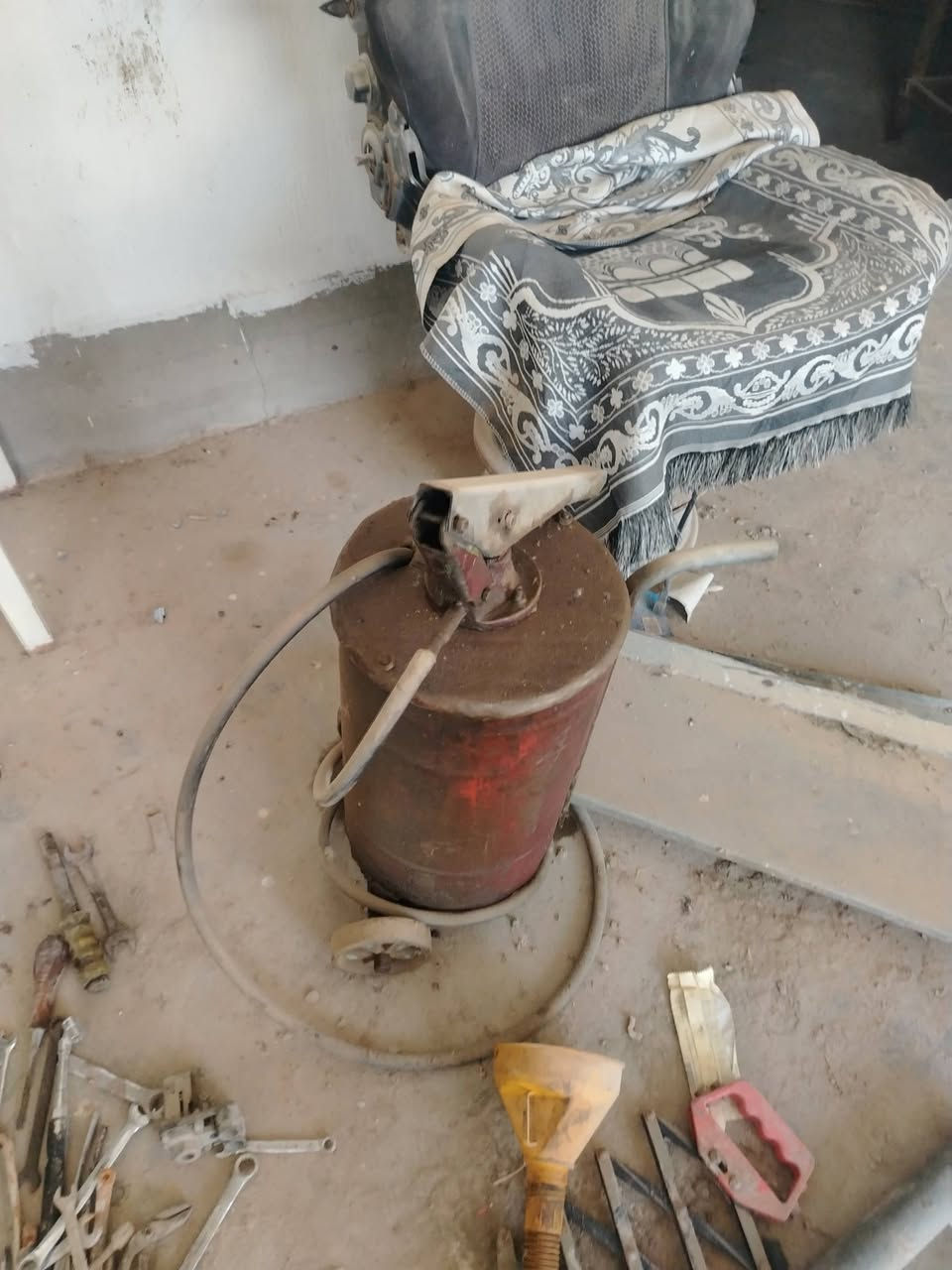 السلام عليكم يوجد محل بنجر كامل للبيع متكون من تاروسه الف باوند كهرباء مع ماطور كاز مع خالعه 24 جديده مع بلنص جديد مع جكات مع درين هوار كبير ه مع صغير مع درين شحن مع مشحمه هواء مع حوض ماء كبير مع ركع وصمغ مع رفوف مع كريز حراري جكات 50 طن عدد3وا 30 طن عدد2وصومدات صغيره وكبيره مع كيجات هواء رقم الهاتف *********** المكان عامرية الفلوجة
