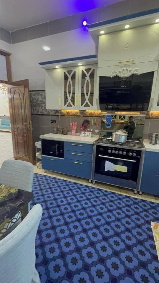 دار للبيع
مساحته 600 متر ملك صرف سند 25
الطابق الاول يحتوي على مضيف ومطبخ واستقبال وغرفه نوم وخدمات 2
الطابق الثاني يحتوي ع 3 غرف نوم مع حولي 
و خدمات 
للاستفسار الاتصال على الرقم ***********
